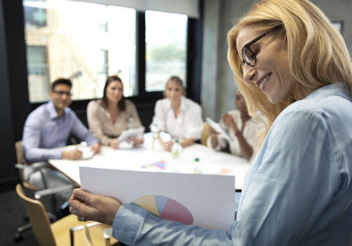 réunion-équipe-dans-un-bureau